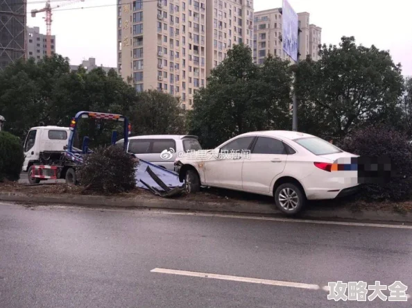 在车上被撞了五次事故原因是雨天路滑连续追尾警方正在调查处理中